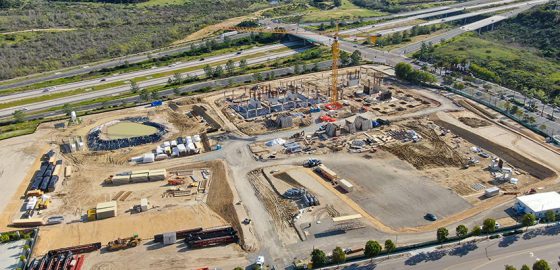 luftaufnahme-von-investoren-und-auftragnehmern-auf-der-baustelle-mit-kran